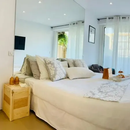 Private With Balcony Homestay szállás Saint-Tropez